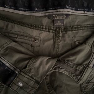 Fit and flare cargo pants. Gray.